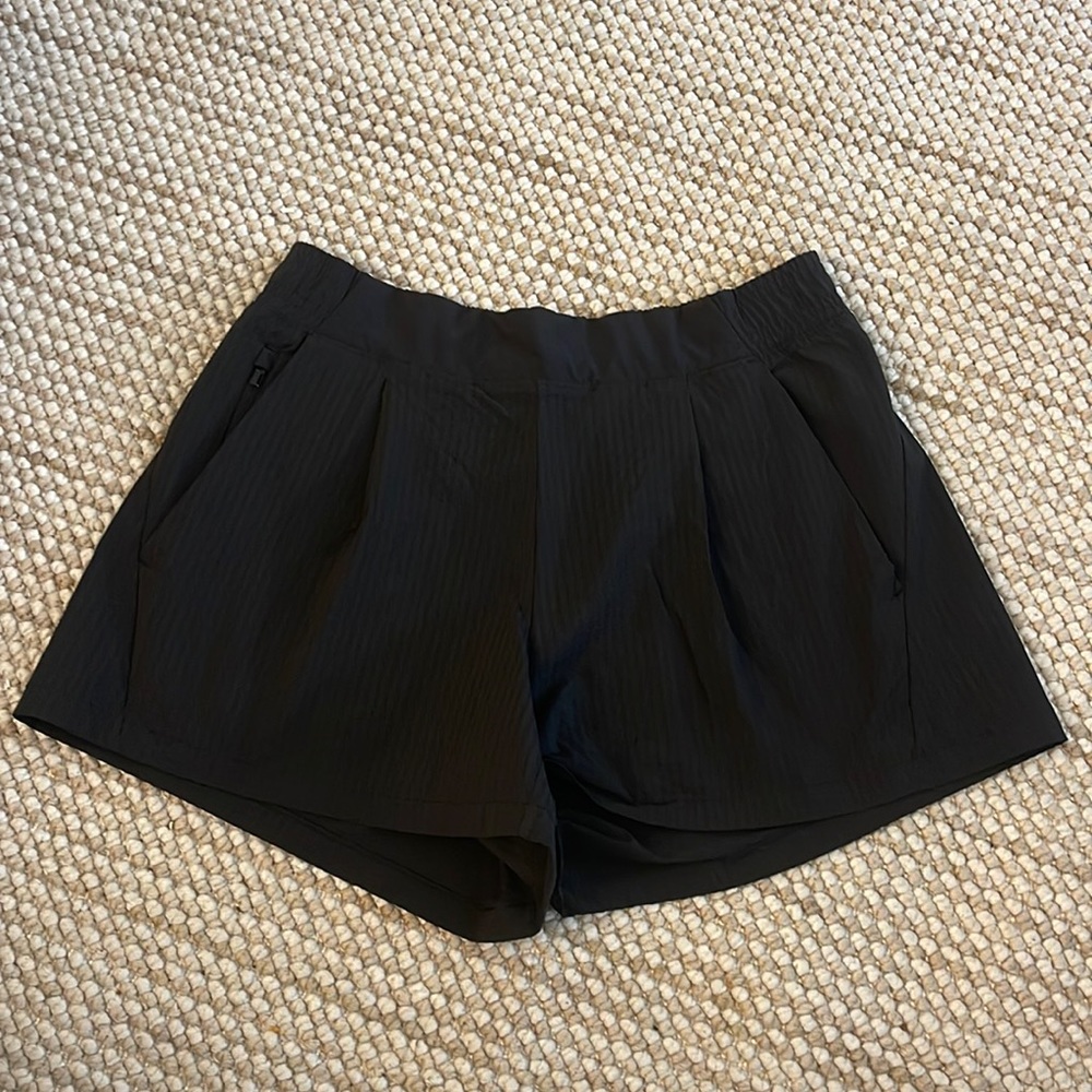 Athleta Textured Brooklyn Short. Size 6. Black!